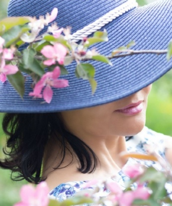 Энергичная и сексуальная, я приглашаю тебя в мир страсти и удовольствия. Я сделаю все, чтобы ты почувствовал себя особенным и желанным. Позволь себе немного безграничного наслаждения со мной! 1042, 42 года