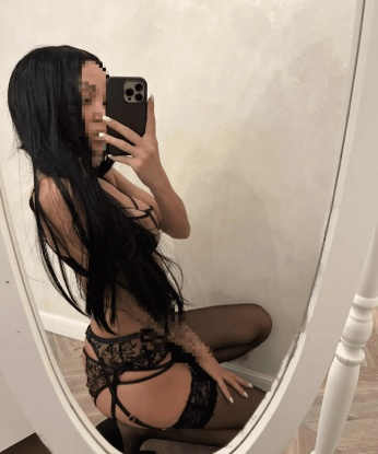 Моя миссия - превратить твои фантазии в реальность. Живу в Москве, где можно насладиться моими услугами и узнать множество разнообразных возможностей. В моей компании ты откроешь себя с новой стороны и узнаешь, что значит наслаждаться каждой минутой. Обрати внимание на мои фото и отзывы, они говорят больше, чем ты можешь представить. Отправь мне сообщение и давай начнем удивительное путешествие по твоим самым скрытым желаниям. 💫 2560, 25 лет